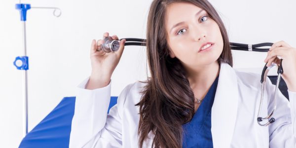 Lekarz dermatolog ze Świecia trzymający w ręku stetoskop - symbol lekarski
